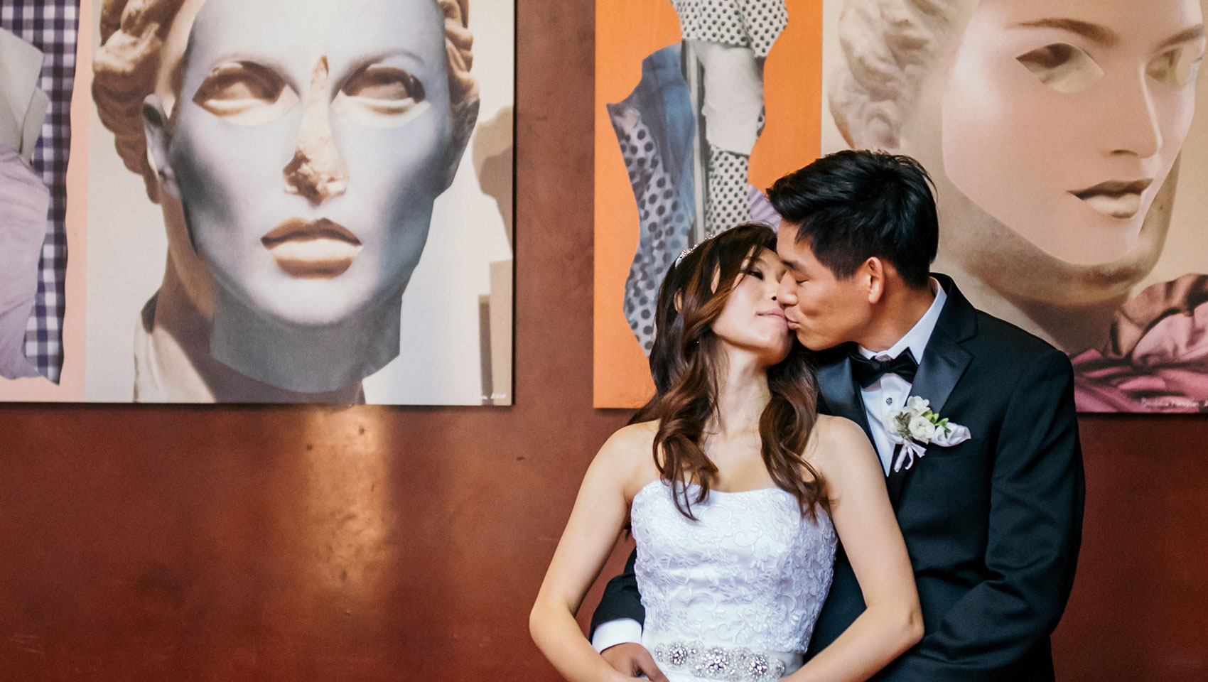 Munji and Eun Joon kissing delicately in front of Hotel Eventi art pieces